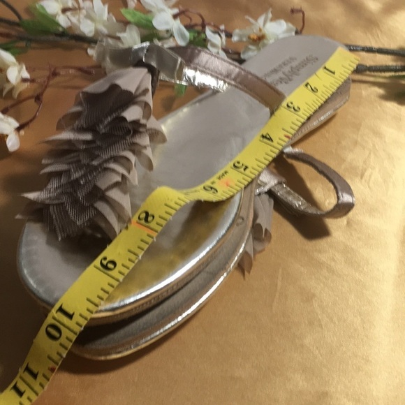 🎉Host Pick🎉 VERA WANG SANDALS - Picture 4 of 6